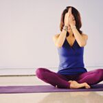 女性がメンタルフルネス、瞑想をしています