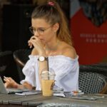 女性がオンラインカウンセリングを利用しています