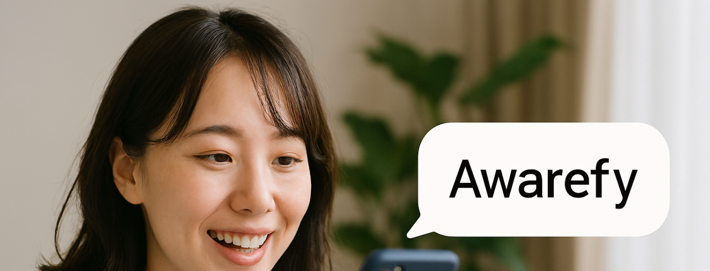 親しみを込めてAwarefyに話しかける女性