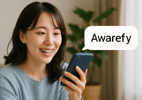 親しみを込めてAwarefyに話しかける女性