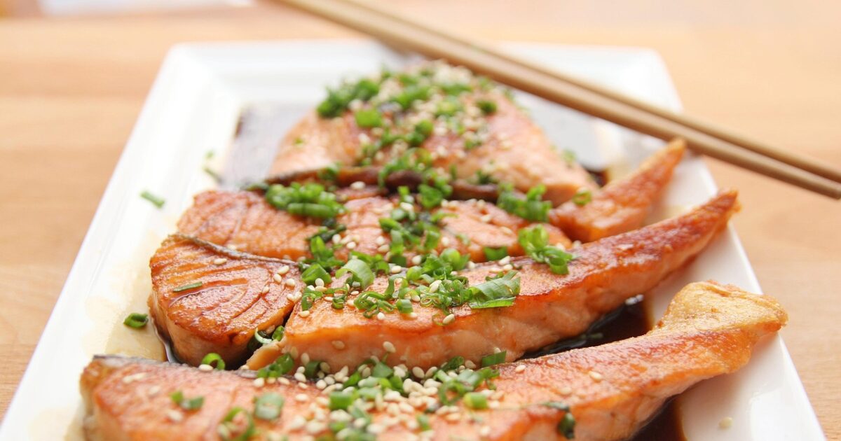 ビタミンB6豊富なサーモンとアサツキの写真