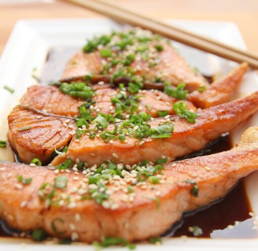 ビタミンB6豊富なサーモンとアサツキの写真